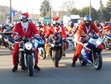Odwiedziny „Motocykliści w strojach Świętego Mikołaja jeżdżą ulicami Wielunia i rozdają prezenty